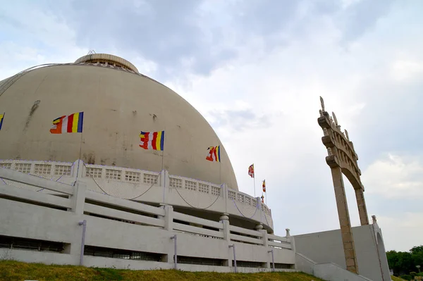 NAGPUR, INDIA - 14 DE MAYO DE 2014: Personas no identificadas visitan el monumento budista Deekshabhoomi. Es un importante lugar de peregrinación . — Foto de Stock