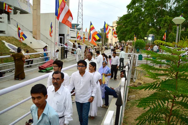 Nagpur, Indien - 14 maj 2014: Oidentifierade människor besöker det buddhistiska monumentet Deekshabhoomi. Det är en viktig pilgrimsplats.. — Stockfoto