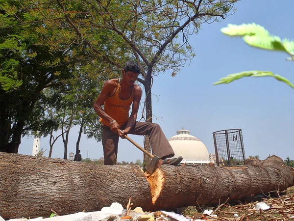 NAGPUR, INDIA - 14 MAGGIO 2014: Persone non identificate visitano il monumento buddista Deekshabhoomi. È un luogo di pellegrinaggio importante . — Foto Stock