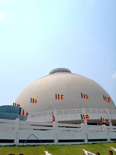 NAGPUR, INDIA - 14 MAGGIO 2014: Persone non identificate visitano il monumento buddista Deekshabhoomi. È un luogo di pellegrinaggio importante . — Foto Stock