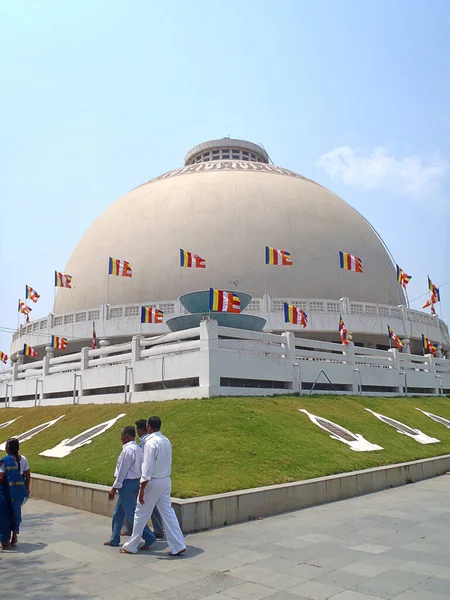 NAGPUR, INDIA - 14 MAGGIO 2014: Persone non identificate visitano il monumento buddista Deekshabhoomi. È un luogo di pellegrinaggio importante . — Foto Stock