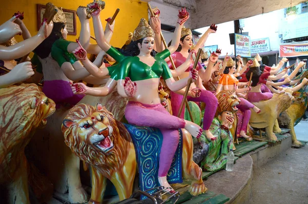 NAGPUR, MS, INDIA - 12 OTTOBRE: Un artista non identificato fa sculture della dea Durga il 12 ottobre 2015 a Nagpur, Maharashtra, India. Gli idoli sono realizzati per la festa indù di Dasara & navratri . — Foto Stock