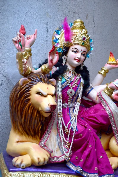 NAGPUR, MS, INDIA - OCT 12: Um artista não identificado faz esculturas da deusa Durga em 12 de outubro de 2015 em Nagpur, Maharashtra, Índia. Os ídolos são feitos para o festival hindu de Dasara & navratri . — Fotografia de Stock