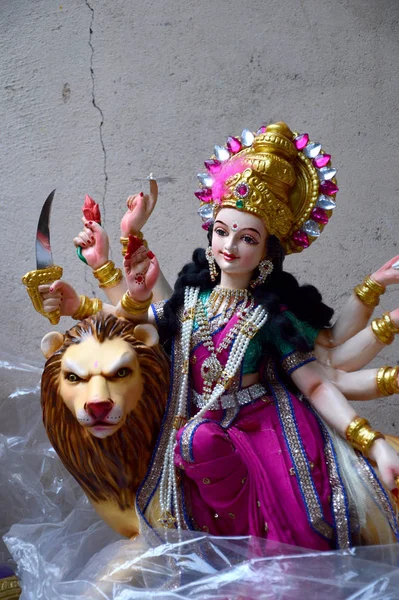NAGPUR, MS, INDIA - OCT 12: Un artista no identificado hace esculturas de la diosa Durga el 12 de octubre de 2015 en Nagpur, Maharashtra, India. Los ídolos están hechos para el festival hindú de Dasara & navratri . — Foto de Stock