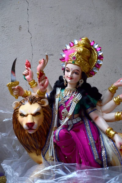 NAGPUR, MS, INDIA - OCT 12: Um artista não identificado faz esculturas da deusa Durga em 12 de outubro de 2015 em Nagpur, Maharashtra, Índia. Os ídolos são feitos para o festival hindu de Dasara & navratri . — Fotografia de Stock