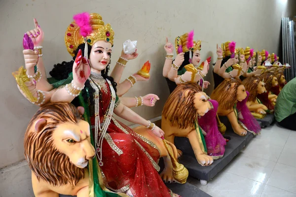 NAGPUR, MS, INDIA - OCT 12: Un artista no identificado hace esculturas de la diosa Durga el 12 de octubre de 2015 en Nagpur, Maharashtra, India. Los ídolos están hechos para el festival hindú de Dasara & navratri . — Foto de Stock