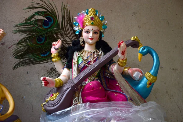 Nagpur, Bayan, Hindistan - 12 Ekim - Tanınmayan bir sanatçı 12 Ekim 2015 'te Hindistan' ın Maharashtra Nagpur kentinde Tanrıça Durga heykelleri yapıyor. Bu putlar Hindu Dasara & navratri festivali için yapılmıştır.. — Stok fotoğraf