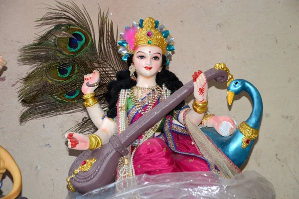 Nagpur, ms, india - 12. Okt: ein unbekannter Künstler fertigt Skulpturen der Göttin Durga am 12. Oktober 2015 in nagpur, maharashtra, indien. Die Götzen sind für das hinduistische Fest dasara & navratri gemacht. — Stockfoto