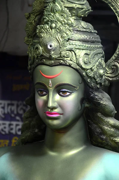 Nagpur, Ms, India - Oct 12: Egy ismeretlen művész szobrokat készít Durga istennőről 2015. október 12-én Nagpurban (Maharashtra, India). A bálványokat a Dasara & navratri-i hindu fesztiválra készítették.. — Stock Fotó