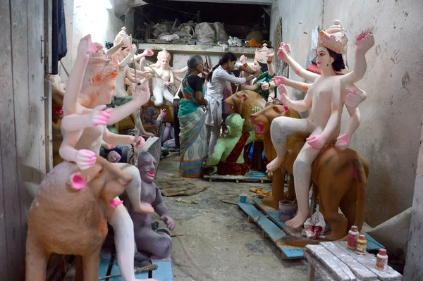 NAGPUR, MS, INDIA - OCT 12: An unidentified artist makes sculptures of goddess Durga on October 12, 2015 in Nagpur, Maharashtra, India. The idols are made for the Hindu festival of Dasara & navratri. — Stock Photo, Image