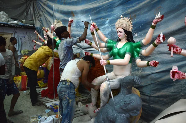 Nagpur, Ms, India - Oct 12: Egy ismeretlen művész szobrokat készít Durga istennőről 2015. október 12-én Nagpurban (Maharashtra, India). A bálványokat a Dasara & navratri-i hindu fesztiválra készítették.. — Stock Fotó