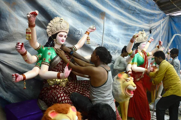 Нагпур, міс, Індія - 12 жовтня: Невідомий художник створює скульптури богині Дурги 12 жовтня 2015 року в Нагпурі, Махараштра, Індія. Ідоли робляться для індуського свята Дасара і Навратрі.. — стокове фото