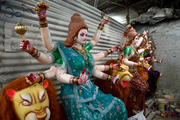 NAGPUR, MS, INDIA - OCT 12: Um artista não identificado faz esculturas da deusa Durga em 12 de outubro de 2015 em Nagpur, Maharashtra, Índia. Os ídolos são feitos para o festival hindu de Dasara & navratri . — Fotografia de Stock