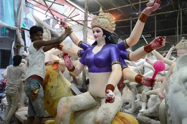 NAGPUR, MS, INDIA - OCT 12: Un artista no identificado hace esculturas de la diosa Durga el 12 de octubre de 2015 en Nagpur, Maharashtra, India. Los ídolos están hechos para el festival hindú de Dasara & navratri . — Foto de Stock