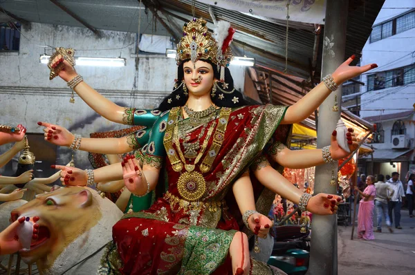 Nagpur, Ms., Indie - 12 października: Niezidentyfikowany artysta robi rzeźby bogini Durgi 12 października 2015 roku w Nagpur, Maharashtra, Indie. Idoli są wykonane na hinduski festiwal Dasara & navratri. — Zdjęcie stockowe