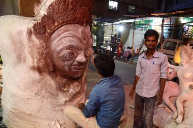Nagpur, Bayan, Hindistan - 12 Ekim - Tanınmayan bir sanatçı 12 Ekim 2015 'te Hindistan' ın Maharashtra Nagpur kentinde Tanrıça Durga heykelleri yapıyor. Bu putlar Hindu Dasara & navratri festivali için yapılmıştır..