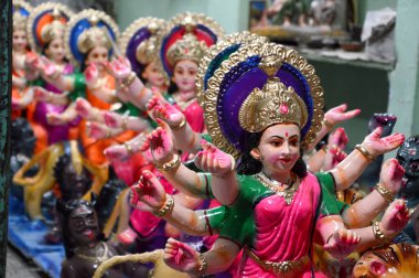 Nagpur, Bayan, Hindistan - 12 Ekim - Tanınmayan bir sanatçı 12 Ekim 2015 'te Hindistan' ın Maharashtra Nagpur kentinde Tanrıça Durga heykelleri yapıyor. Bu putlar Hindu Dasara & navratri festivali için yapılmıştır..