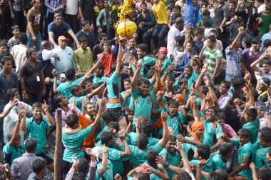 Amravati, Maharashtra, Hindistan - 29 Ağustos: Kalabalık gençlerin Amravati, Maharashtra, Hindistan Tanrı Krishna'nın doğum kutlamak için Dahi Handi Festivali'nde 