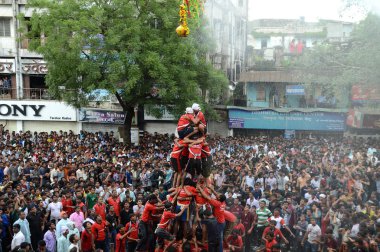 Amravati, Maharashtra, Hindistan - 29 Ağustos: Kalabalık gençlerin Amravati, Maharashtra, Hindistan Tanrı Krishna'nın doğum kutlamak için Dahi Handi Festivali'nde 