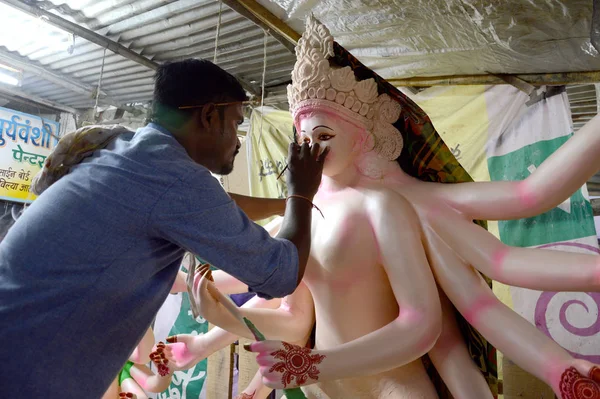 Nagpur, Bayan, Hindistan - 12 Ekim - Tanınmayan bir sanatçı 12 Ekim 2015 'te Hindistan' ın Maharashtra Nagpur kentinde Tanrıça Durga heykelleri yapıyor. Bu putlar Hindu Dasara & navratri festivali için yapılmıştır.. — Stok fotoğraf