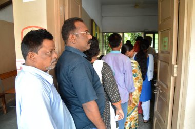 Nagpur, Hindistan - 15 Ekim 2014: Kimliği belirsiz insanlar seçim sırasında bir sandık merkezinin önünde kuyruğa girdi