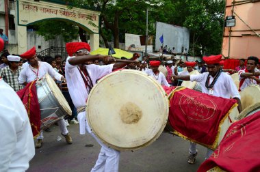 Amravati, Ms, Hindistan - 11 Eylül: Ganesha putları 11 Eylül 2014 'te Hindistan' ın Maharashtra kentindeki Amravati şehrinde varillerle suya batırılmak üzere taşınıyor. Bu yıllık bir festival..