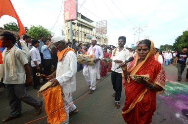 Amravati, Ms, Hindistan - 11 Eylül: Ganesha putları 11 Eylül 2014 'te Hindistan' ın Maharashtra kentindeki Amravati şehrinde varillerle suya batırılmak üzere taşınıyor. Bu yıllık bir festival..