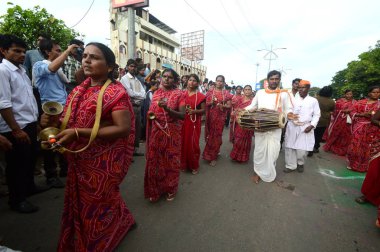Amravati, Ms, Hindistan - 11 Eylül: Ganesha putları 11 Eylül 2014 'te Hindistan' ın Maharashtra kentindeki Amravati şehrinde varillerle suya batırılmak üzere taşınıyor. Bu yıllık bir festival..