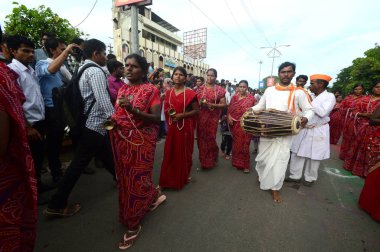 Amravati, Ms, Hindistan - 11 Eylül: Ganesha putları 11 Eylül 2014 'te Hindistan' ın Maharashtra kentindeki Amravati şehrinde varillerle suya batırılmak üzere taşınıyor. Bu yıllık bir festival..