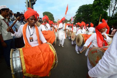 Amravati, Ms, Hindistan - 11 Eylül: Ganesha putları 11 Eylül 2014 'te Hindistan' ın Maharashtra kentindeki Amravati şehrinde varillerle suya batırılmak üzere taşınıyor. Bu yıllık bir festival..