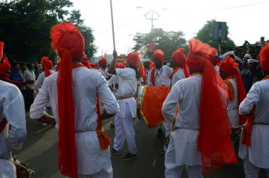 Amravati, Ms, Hindistan - 11 Eylül: Ganesha putları 11 Eylül 2014 'te Hindistan' ın Maharashtra kentindeki Amravati şehrinde varillerle suya batırılmak üzere taşınıyor. Bu yıllık bir festival..