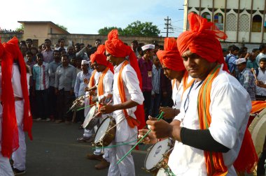 Amravati, Ms, Hindistan - 11 Eylül: Ganesha putları 11 Eylül 2014 'te Hindistan' ın Maharashtra kentindeki Amravati şehrinde varillerle suya batırılmak üzere taşınıyor. Bu yıllık bir festival..