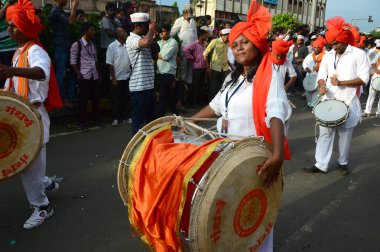 Amravati, Ms, Hindistan - 11 Eylül: Ganesha putları 11 Eylül 2014 'te Hindistan' ın Maharashtra kentindeki Amravati şehrinde varillerle suya batırılmak üzere taşınıyor. Bu yıllık bir festival..
