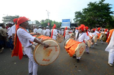 Amravati, Ms, Hindistan - 11 Eylül: Ganesha putları 11 Eylül 2014 'te Hindistan' ın Maharashtra kentindeki Amravati şehrinde varillerle suya batırılmak üzere taşınıyor. Bu yıllık bir festival..