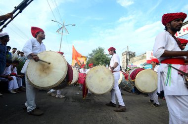 Amravati, Ms, Hindistan - 11 Eylül: Ganesha putları 11 Eylül 2014 'te Hindistan' ın Maharashtra kentindeki Amravati şehrinde varillerle suya batırılmak üzere taşınıyor. Bu yıllık bir festival..