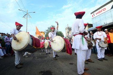 Amravati, Ms, Hindistan - 11 Eylül: Ganesha putları 11 Eylül 2014 'te Hindistan' ın Maharashtra kentindeki Amravati şehrinde varillerle suya batırılmak üzere taşınıyor. Bu yıllık bir festival..