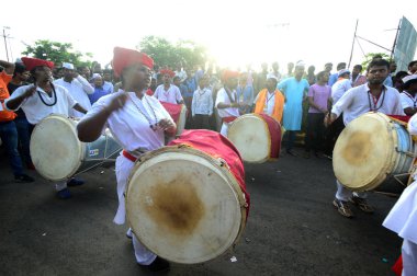 Amravati, Ms, Hindistan - 11 Eylül: Ganesha putları 11 Eylül 2014 'te Hindistan' ın Maharashtra kentindeki Amravati şehrinde varillerle suya batırılmak üzere taşınıyor. Bu yıllık bir festival..