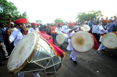 Amravati, Ms, Hindistan - 11 Eylül: Ganesha putları 11 Eylül 2014 'te Hindistan' ın Maharashtra kentindeki Amravati şehrinde varillerle suya batırılmak üzere taşınıyor. Bu yıllık bir festival..