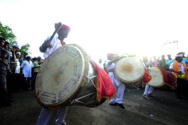 Amravati, Ms, Hindistan - 11 Eylül: Ganesha putları 11 Eylül 2014 'te Hindistan' ın Maharashtra kentindeki Amravati şehrinde varillerle suya batırılmak üzere taşınıyor. Bu yıllık bir festival..