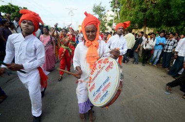 Amravati, Ms, Hindistan - 11 Eylül: Ganesha putları 11 Eylül 2014 'te Hindistan' ın Maharashtra kentindeki Amravati şehrinde varillerle suya batırılmak üzere taşınıyor. Bu yıllık bir festival..