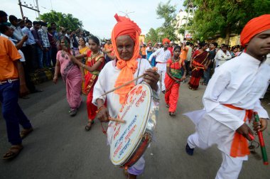 Amravati, Ms, Hindistan - 11 Eylül: Ganesha putları 11 Eylül 2014 'te Hindistan' ın Maharashtra kentindeki Amravati şehrinde varillerle suya batırılmak üzere taşınıyor. Bu yıllık bir festival..