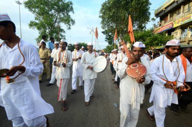 Amravati, Ms, Hindistan - 11 Eylül: Ganesha putları 11 Eylül 2014 'te Hindistan' ın Maharashtra kentindeki Amravati şehrinde varillerle suya batırılmak üzere taşınıyor. Bu yıllık bir festival..