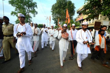 Amravati, Ms, Hindistan - 11 Eylül: Ganesha putları 11 Eylül 2014 'te Hindistan' ın Maharashtra kentindeki Amravati şehrinde varillerle suya batırılmak üzere taşınıyor. Bu yıllık bir festival..