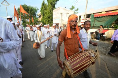 Amravati, Ms, Hindistan - 11 Eylül: Ganesha putları 11 Eylül 2014 'te Hindistan' ın Maharashtra kentindeki Amravati şehrinde varillerle suya batırılmak üzere taşınıyor. Bu yıllık bir festival..