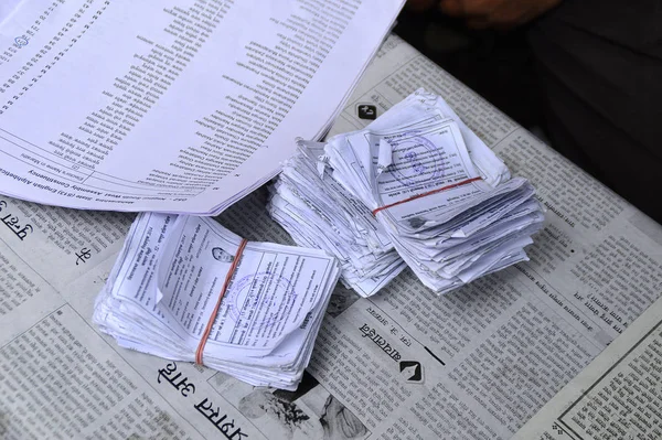 NAGPUR, ÍNDIA - 15 OUT 2014: pessoas não identificadas e agentes de votação procuram um nome de eleitores na lista e concluem o processo de votação durante as eleições — Fotografia de Stock