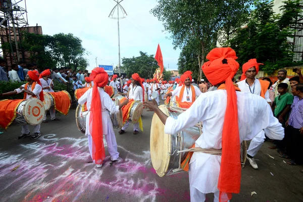 AMRAVATI, MS, INDIA - SETEMBRO 11: Ídolos de Ganesha estão sendo transportados para imersão com tambores em corpos d 'água em 11 de setembro de 2014 em Amravati, Maharashtra, Índia. Este é um festival anual. . — Fotografia de Stock