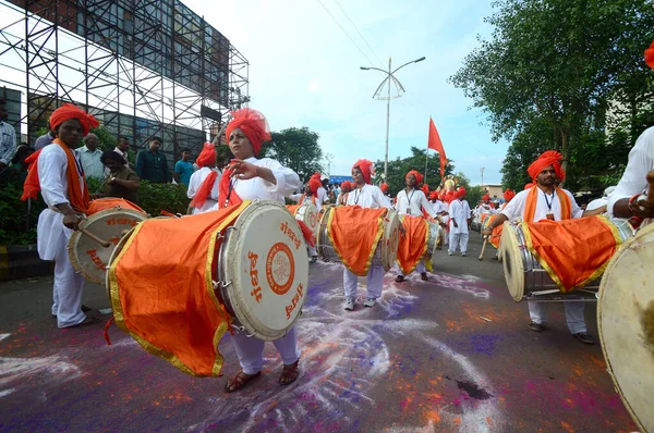 AMRAVATI, MS, INDIA - SETEMBRO 11: Ídolos de Ganesha estão sendo transportados para imersão com tambores em corpos d 'água em 11 de setembro de 2014 em Amravati, Maharashtra, Índia. Este é um festival anual. . — Fotografia de Stock