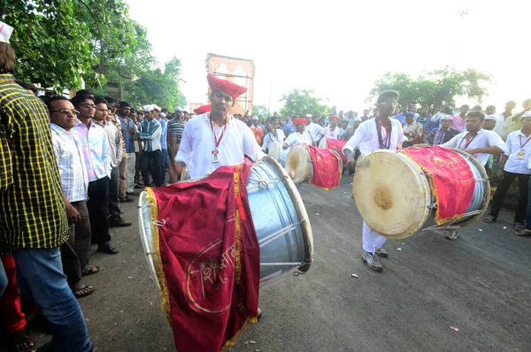 AMRAVATI, MS, INDIA - SEPTEMBER 11: Ganesha idols are being transported for immersion with drums in water bodies on September 11, 2014 in Amravati, Maharashtra, India. This is an annual festival. — Stock Photo, Image