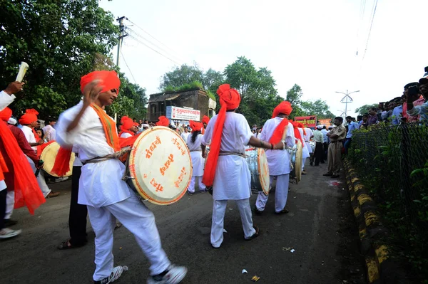 Amravati, Ms, Hindistan - 11 Eylül: Ganesha putları 11 Eylül 2014 'te Hindistan' ın Maharashtra kentindeki Amravati şehrinde varillerle suya batırılmak üzere taşınıyor. Bu yıllık bir festival.. — Stok fotoğraf