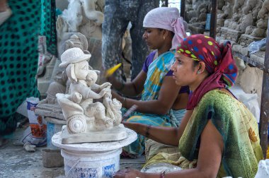 Amravati, Maharashtra - 26 Ağustos 2016: Sanatçı Hindu tanrısı Ganesha 'nın heykelinin son rötuşlarını 26 Ağustos 2016, Maharashtra, Hindistan.